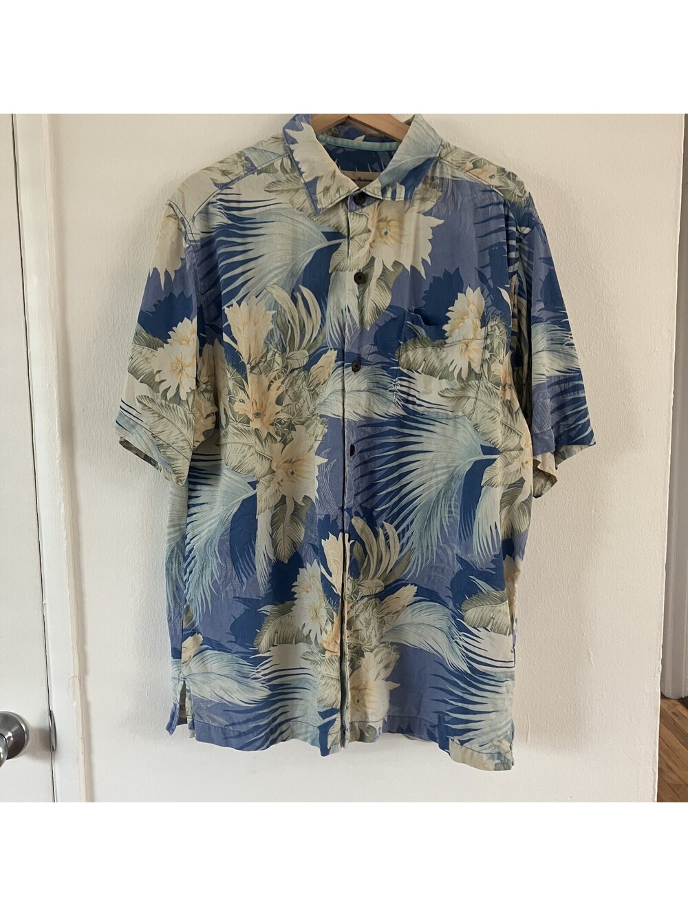 Tommy Bahama 100% Silk Texture Tropical Botanical Sz L Camp Shirt Golf Cactus